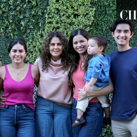 Laura, Camila, Claudia, Alejandra, Manuel y Manuel