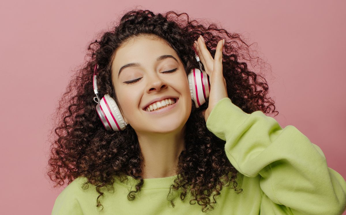 ¿Qué le pasa a tu cuerpo y cerebro cuando escuchas música? (Foto: Freepik)