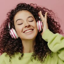 ¿Qué le pasa a tu cuerpo y cerebro cuando escuchas música? (Foto: Freepik)
