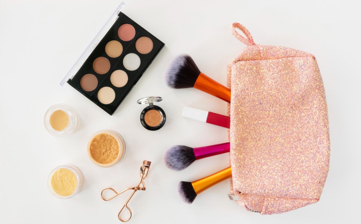 Cómo armar un kit de maquillaje atemporal (Foto: Freepik)
