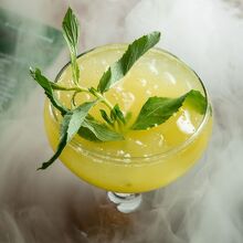 Cócteles fáciles para ver los partidos en casa: recetas rápidas (Foto: Freepik)