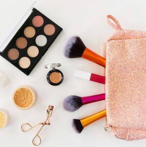Cómo armar un kit de maquillaje atemporal (Foto: Freepik)
