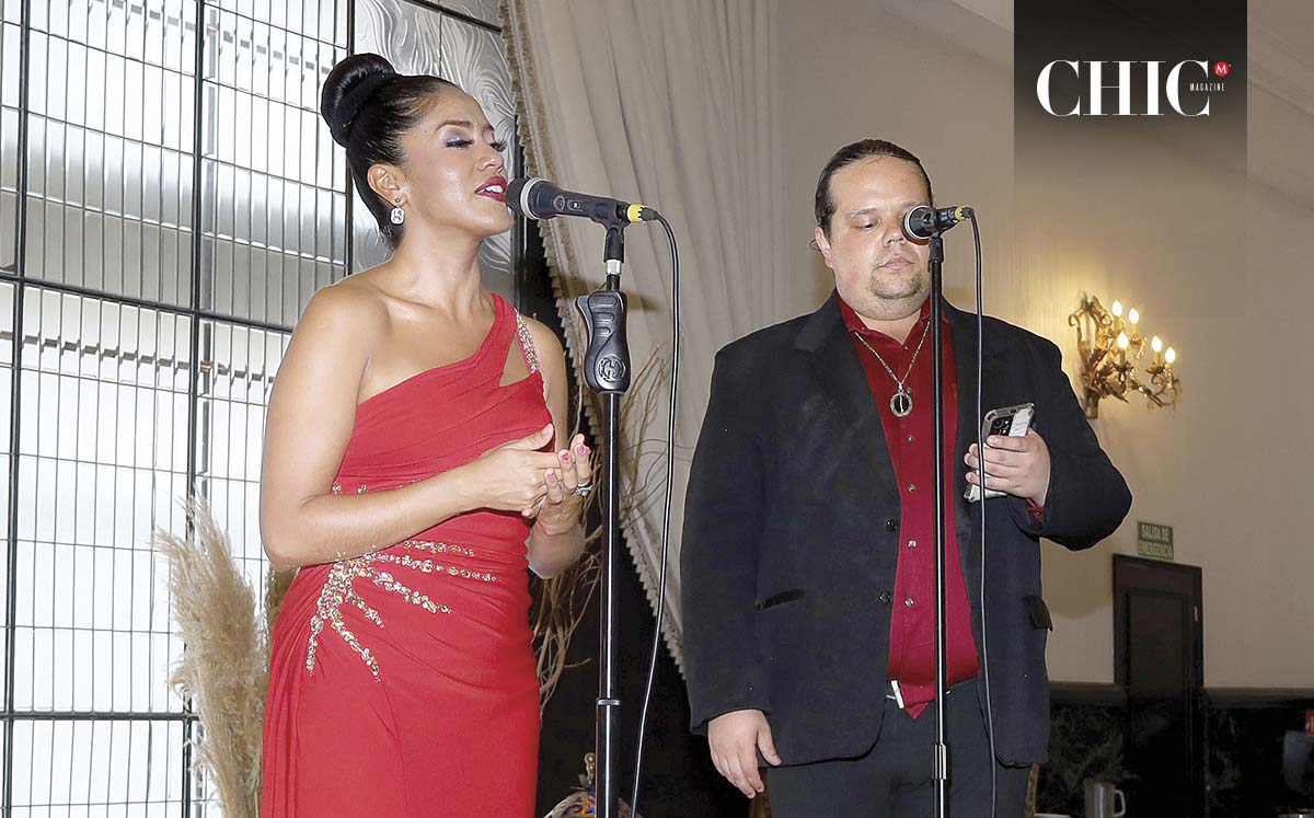 La tarde contó con un momento musical muy especial gracias a la presentación de una soprano y un barítono acompañados al piano