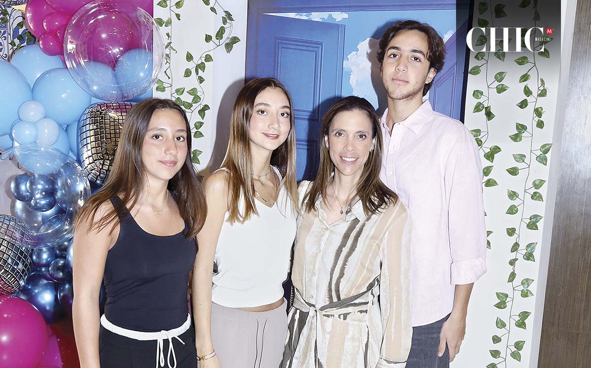 Cordelia Contreras, Loreta Contreras, Karla Quintanilla y Eugenio Contreras