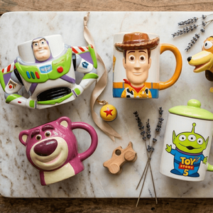 Tazas coleccionables en Walmart de "Toy story 5" (Foto: IA)