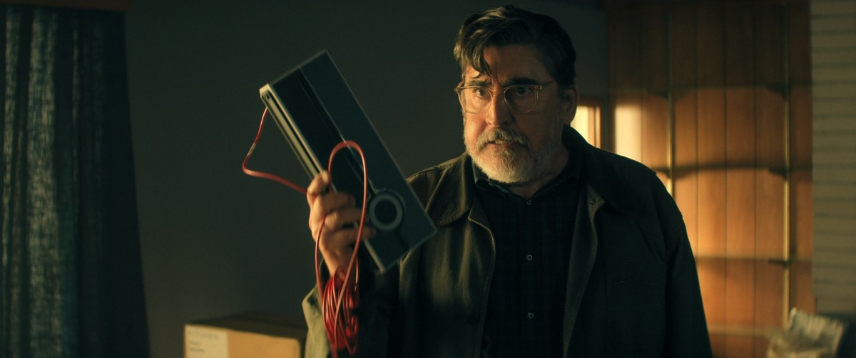 Sam Cooper es Alfred Molina (Foto: Netflix)