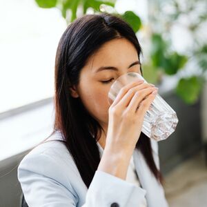 ¿Tomas agua y sigues con sed?  (Foto: Freepik)