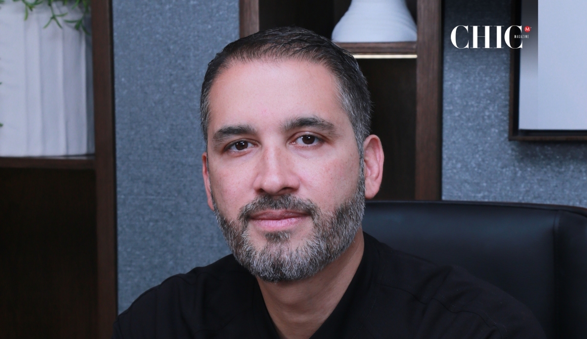 El Dr. Esteban Garza cree que sentirse bien frente al espejo también es una forma de bienestar. / Foto: Omar Valdez