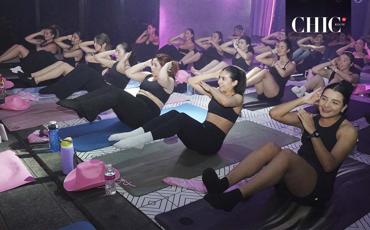 La clase que consistió en calentamiento, ejercicios de barre en el mat y estiramiento