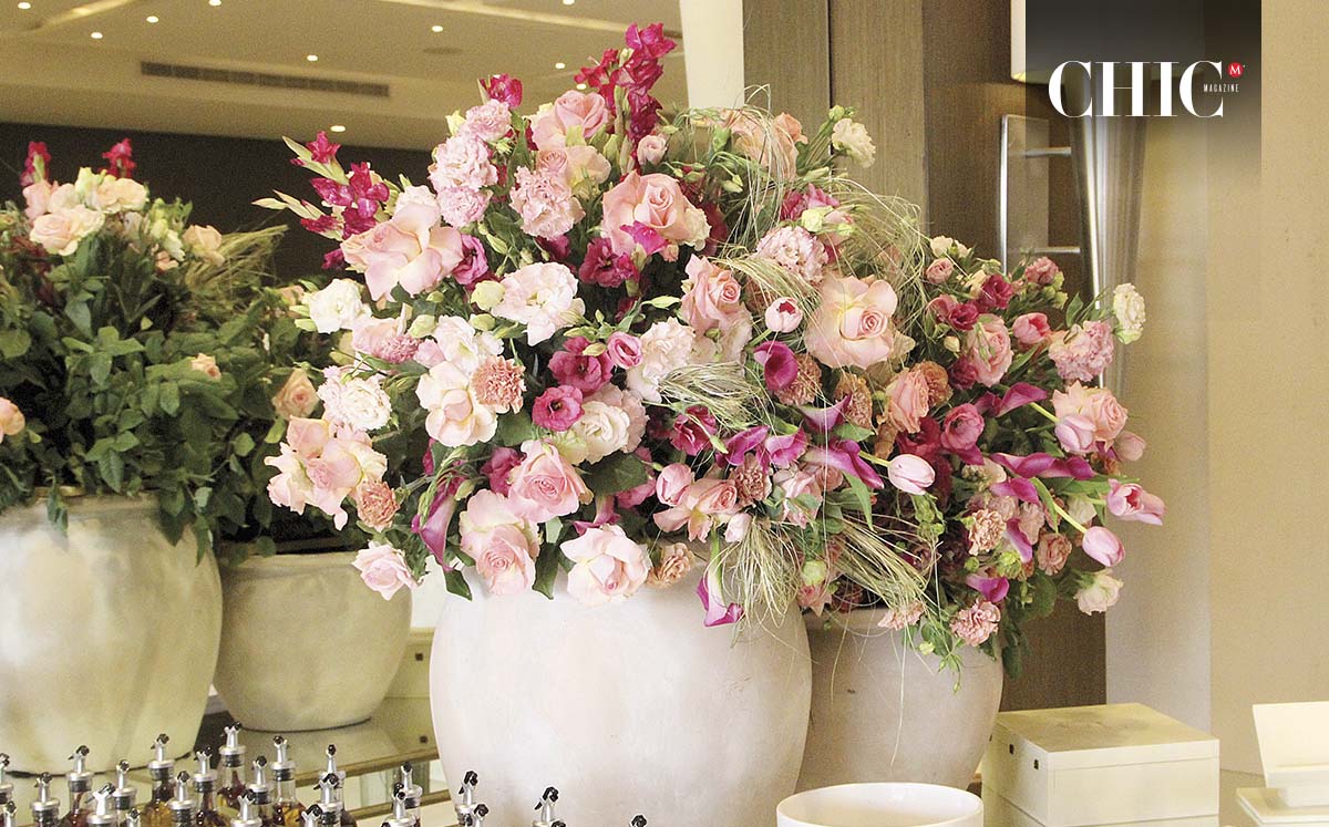 Uno de los detalles que más destacó durante el evento fue la decoración en tonos rosa, donde resaltaron flores como claveles, rosas, tulipanes y dalia
