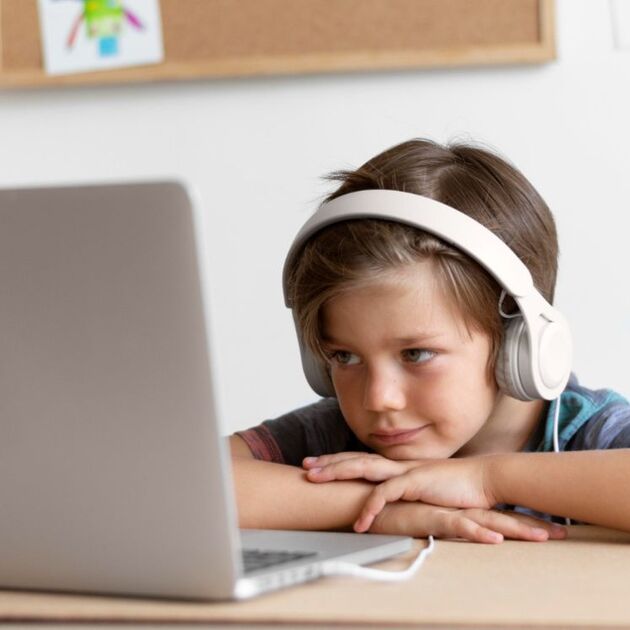 Guía para padres: cómo elegir la computadora ideal para tus hijos (Foto: Freepik)