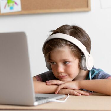 Guía para padres: cómo elegir la computadora ideal para tus hijos (Foto: Freepik)