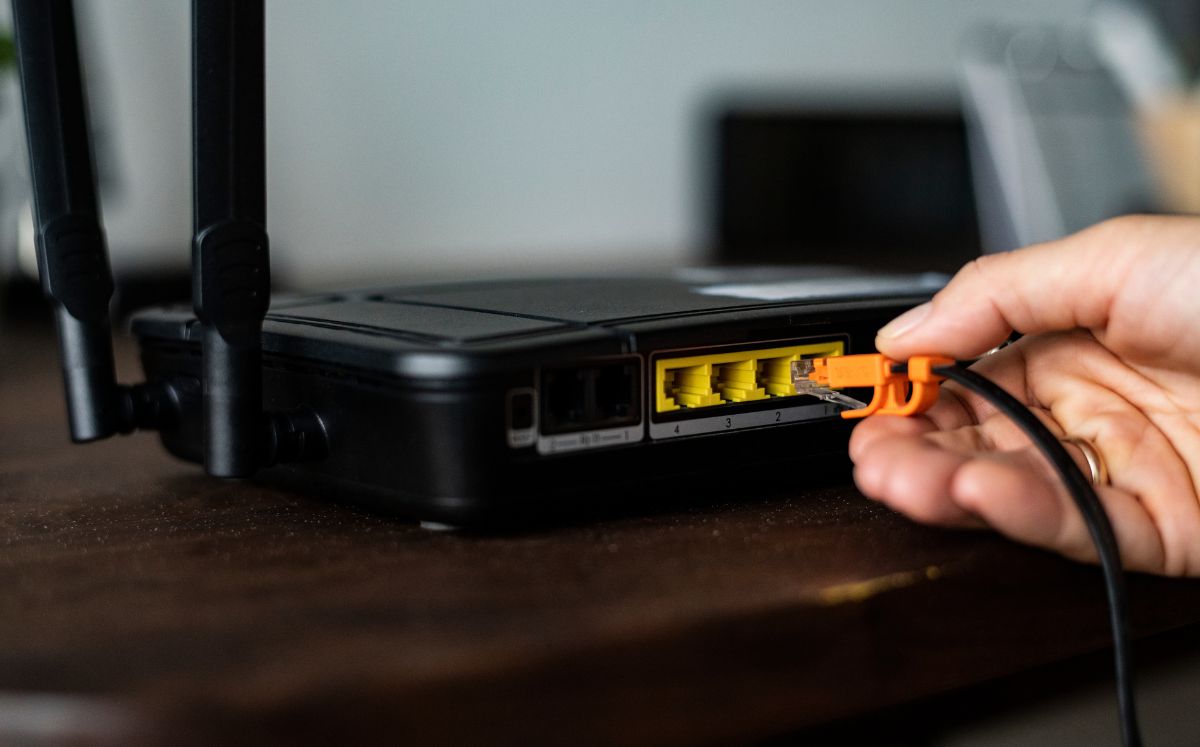 ¿Para qué sirve poner una moneda sobre el router de WiFi? (Foto: Freepik)