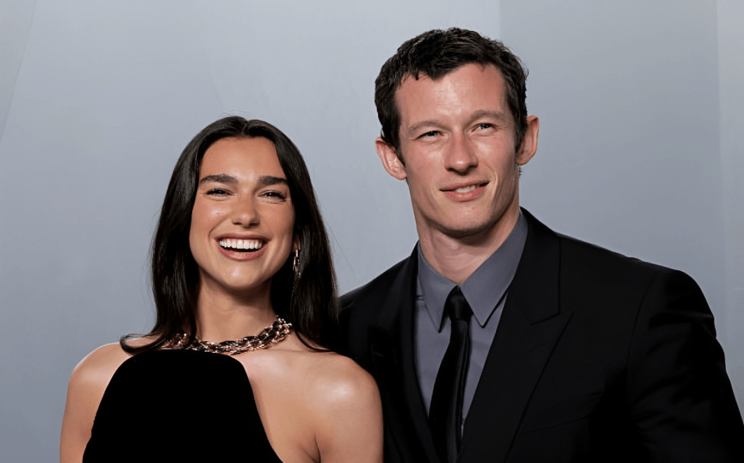 Callum Turner y Dua Lipa (Imagen Getty)