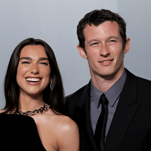 Callum Turner y Dua Lipa (Imagen Getty)