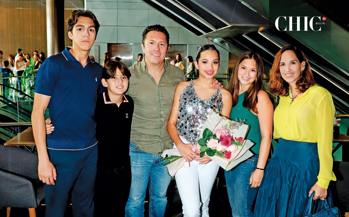 Darío Estrada, Mateo Estrada, Alberto Estrada, Greta Estrada, Renata Estrada y Marisol Garza de Estrada