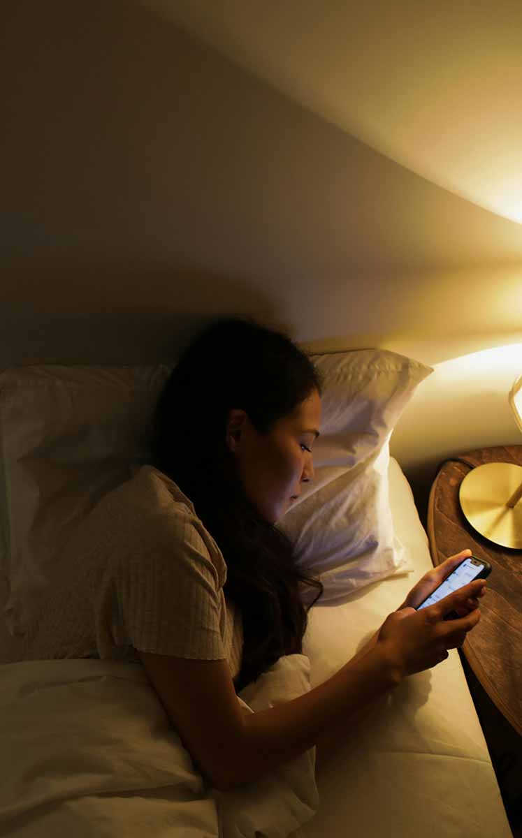Dormir con el celular bajo la almohada mantiene al usuario expuesto a las señales de radiofrecuencia. (Foto: Pexels)