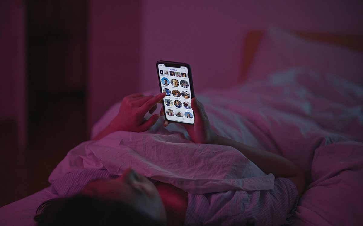 Establecer límites en el uso del celular durante las horas de descanso puede ayudar a mejorar la calidad del sueño. (Fotos: Pexels)