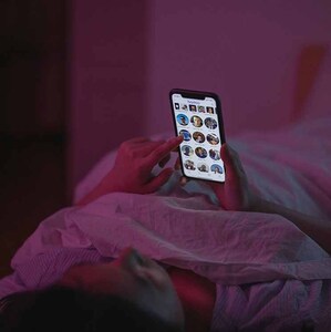 Establecer límites en el uso del celular durante las horas de descanso puede ayudar a mejorar la calidad del sueño. (Fotos: Pexels)