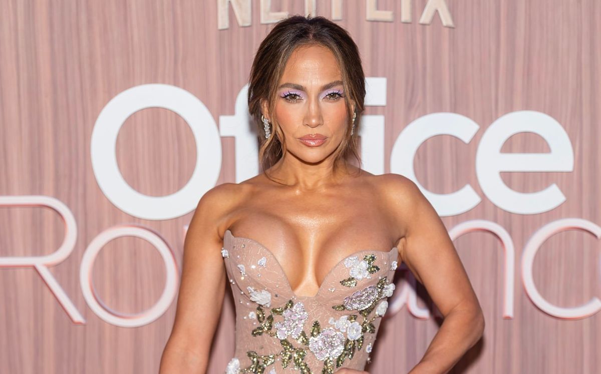 Jennifer Lopez impacta con 'naked dress' en premiere de Netflix (Foto: Getty)