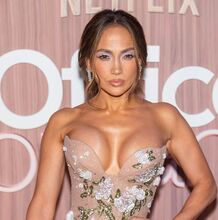 Jennifer Lopez impacta con 'naked dress' en premiere de Netflix (Foto: Getty)