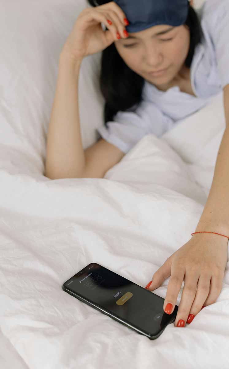La luz de la pantalla del celular puede interferir directamente con la producción de melatonina, la hormona del sueño. (Foto: Pexels)