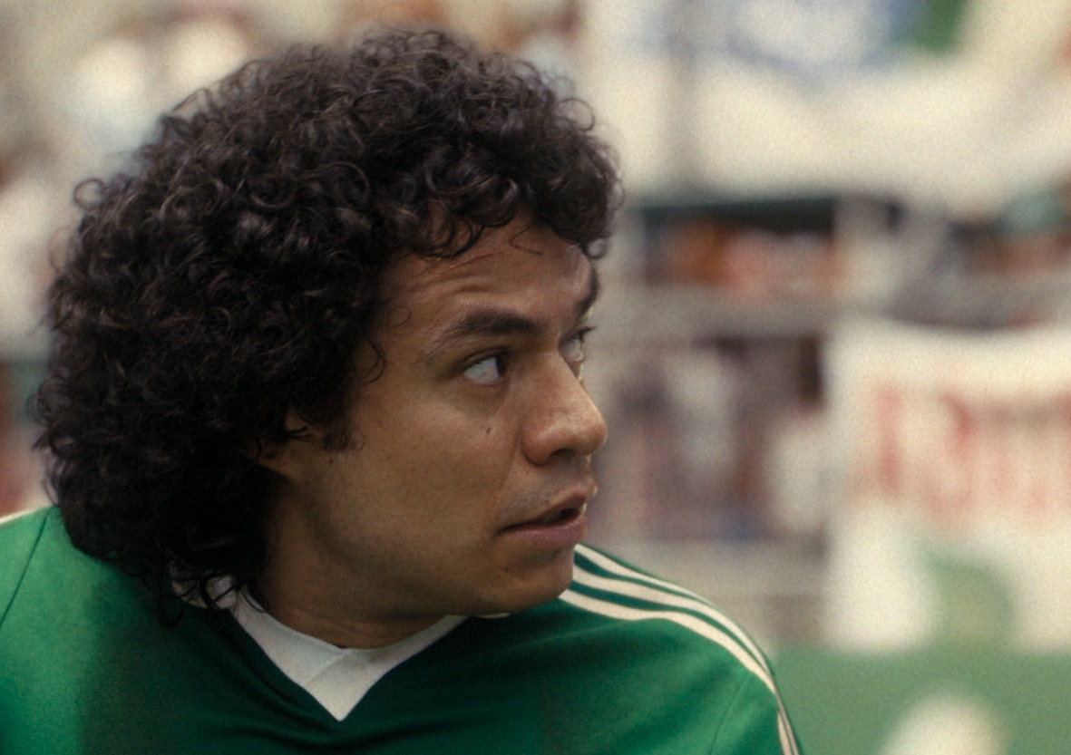 Memo Villegas es Hugo Sánchez (Foto: Netflix)