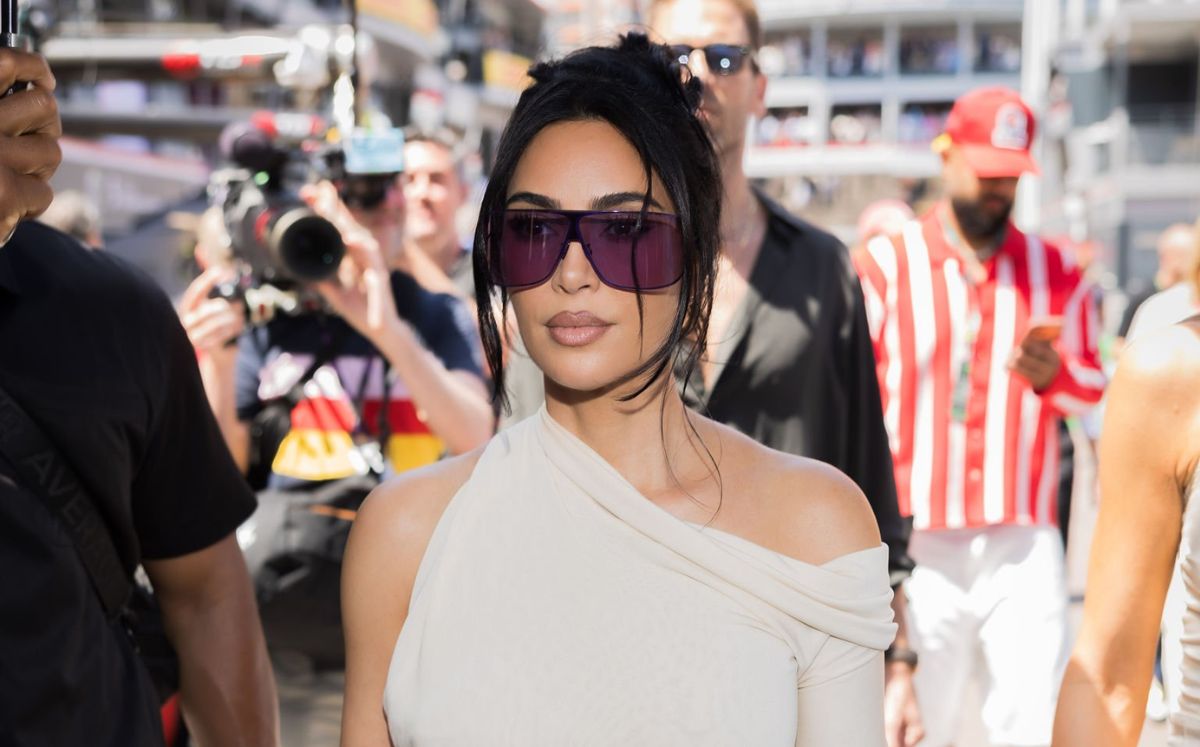 Kim Kardashian roba cámara en el GP de Mónaco con vestido sin espalda (Foto: Getty)