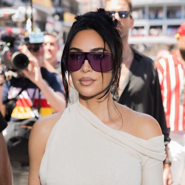 Kim Kardashian roba cámara en el GP de Mónaco con vestido sin espalda (Foto: Getty)