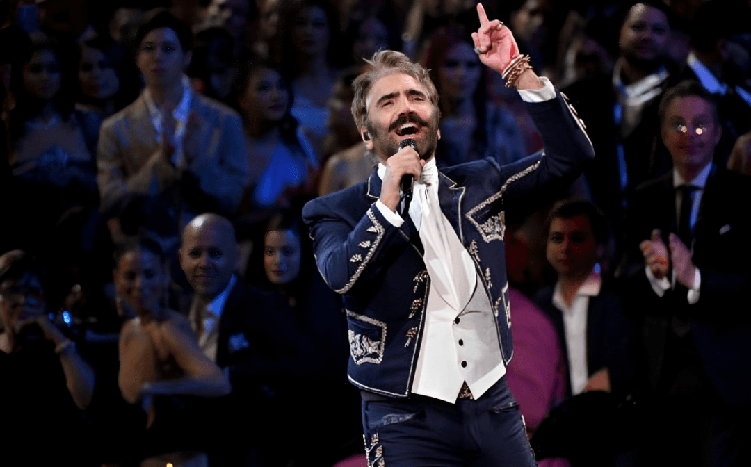 Alejandro Fernández canta el himno nacional en partido inaugural del Mundial (Imagen Getty)
