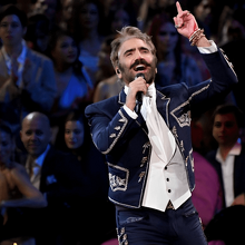 Alejandro Fernández canta el himno nacional en partido inaugural del Mundial (Imagen Getty)