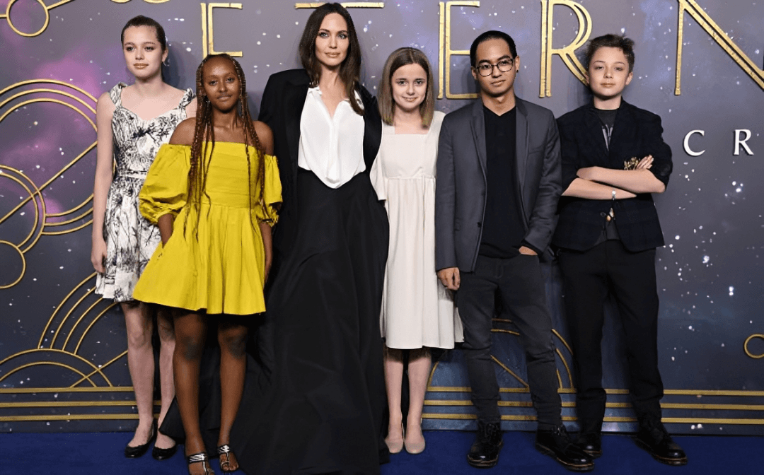 Angelina Jolie acompañada de Shiloh, Zahara, Vivienne, Maddox y Knox en 2021 (Imagen Getty)