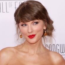 Taylor Swift brilla con vestido floral en “Songwriters Hall of Fame” (Foto: Getty Images)