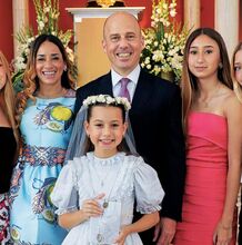 Fernando Morales y Paty Mejía de Morales junto a sus hijas Paty, Dany, Fernanda y Lucy Morales