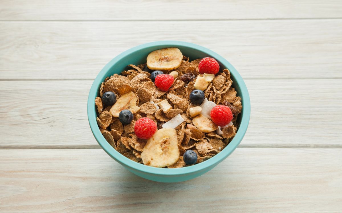 Cereal y fruta: ¿Por qué es la mejor combinación para las mañanas? (Foto: Freepik)