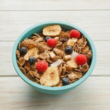 Cereal y fruta: ¿Por qué es la mejor combinación para las mañanas? (Foto: Freepik)