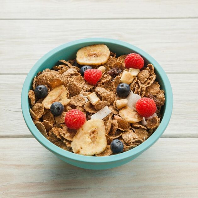 Cereal y fruta: ¿Por qué es la mejor combinación para las mañanas? (Foto: Freepik)