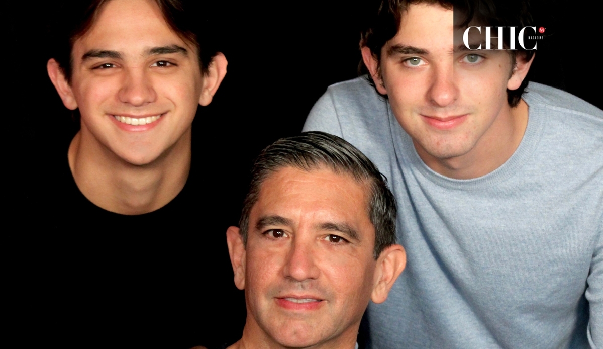 Con un enfoque claro en guiar, orientar y proteger, Roberto Villarreal compartió este retrato entrañable junto a sus hijos Patricio y Germán