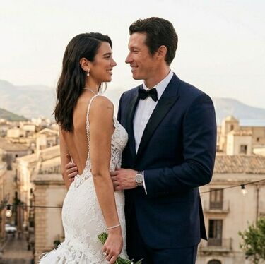 Dua Lipa revela su exclusivo vestido de novia tras su boda con Callum Turner en Sicilia (Foto: IA)