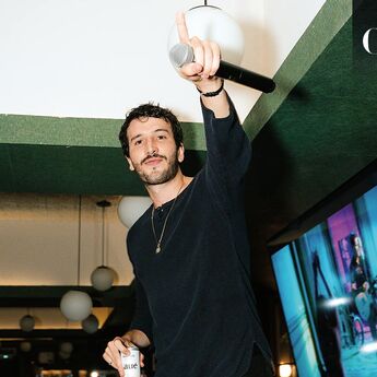 Sebastián Yatra gozó la fiesta en Sala de Despecho / Foto: Cortesía
