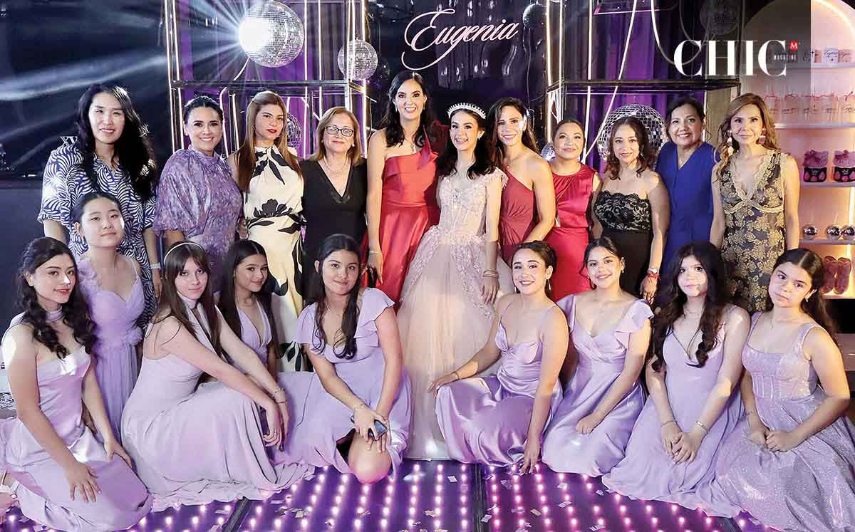 Eugenia Aguayo Lomelín acompañada de sus amigas