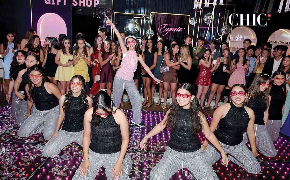 Euge disfrutó de su baile en compañía de sus amigas