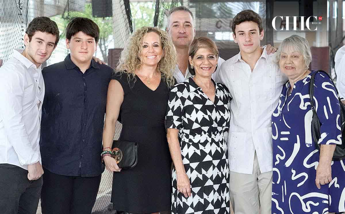 Eduardo Lacavex, Diego Lacavex, Marilú Ceja, Lalo Lacavex, Isabel Mina, Alejandro Lacavex y Tere Mina