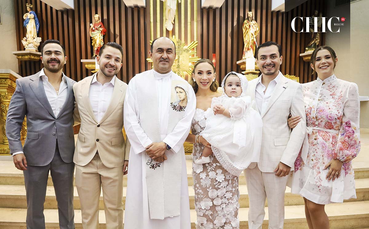Sofia Valentina Galnares acompañada de sus padres, padrinos y madrina