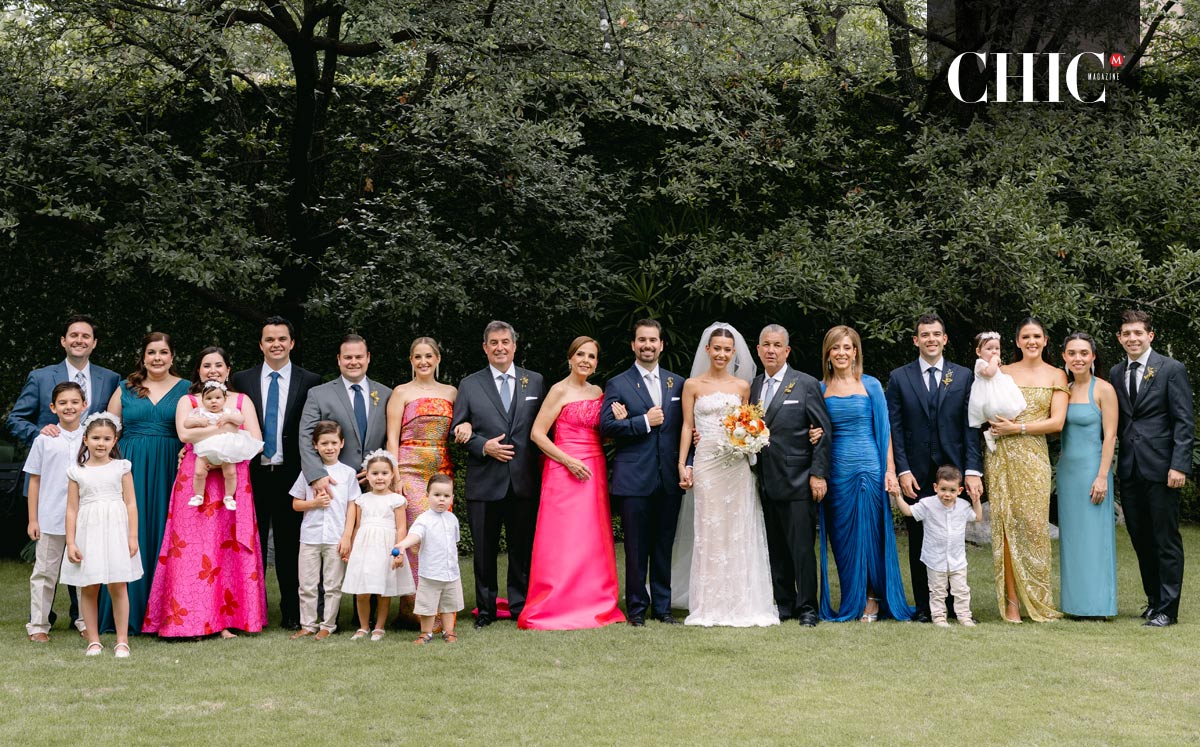 Los novios acompañados de sus familias