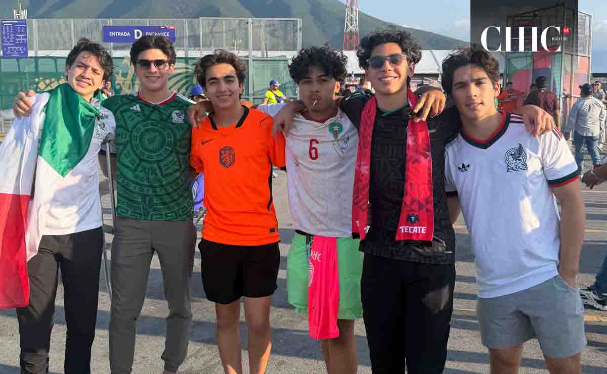Damián González, Patricio González, Santiago Noriega, Eugenio Garza y Andrés Fernández junto a aficionado de Marruecos / Fotos Ricardo Rodríguez