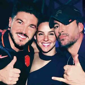 Samuel García y Mariana Rodriguez Junto A Enrique Iglesias / Fotos Ricardo Rodríguez