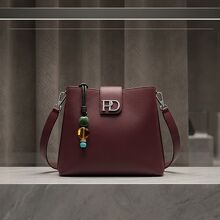 Liverpool remata bolso Prada de piel vegana por su Gran Barata de mitad de año (Foto: IA)