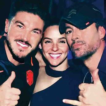 Samuel García y Mariana Rodriguez Junto A Enrique Iglesias / Fotos Ricardo Rodríguez