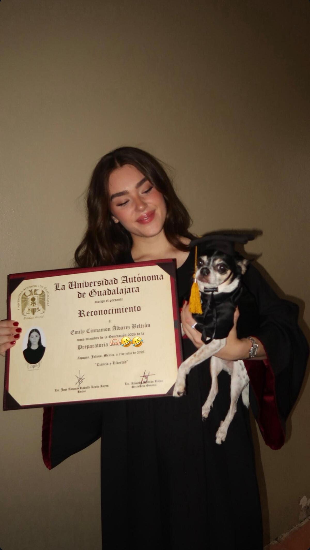 Emily Álvarez en su graduación, acompañada de su perrito (Foto: IG)